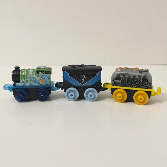 Lot of 9 Fisher Price Thomas and Friends Minis Train Engines - Picture 5 of 16